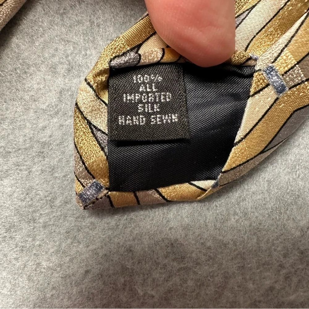 Mens 100% Imported Silk Geometric Pattern Hand Sewn Necktie Gold Tan Gray